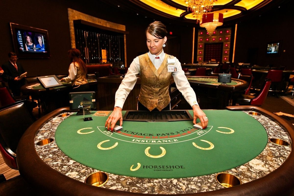  casino presented on mobile device in Pakistan with slots and live games